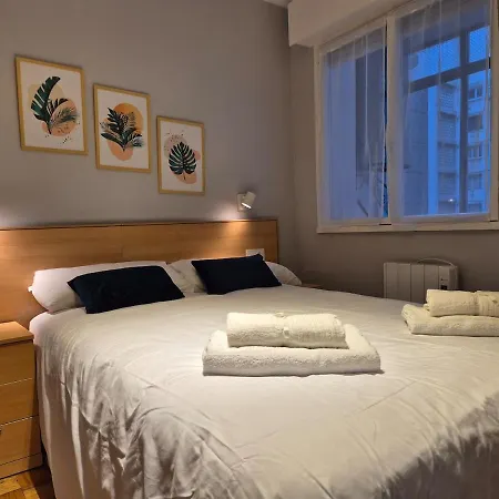 1a143 Junto A La Playa En Gijón